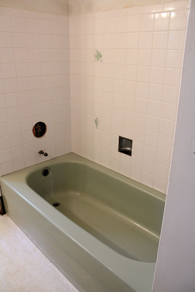 To Spray Or Not A Bathtub, How To Refinish A Bathtub With Rustoleum Tub And Tile Kit